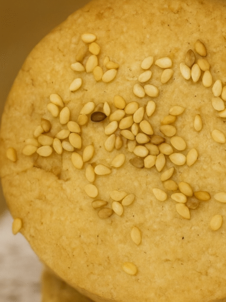 detalle de mantecados de aceite con sésamo por encima