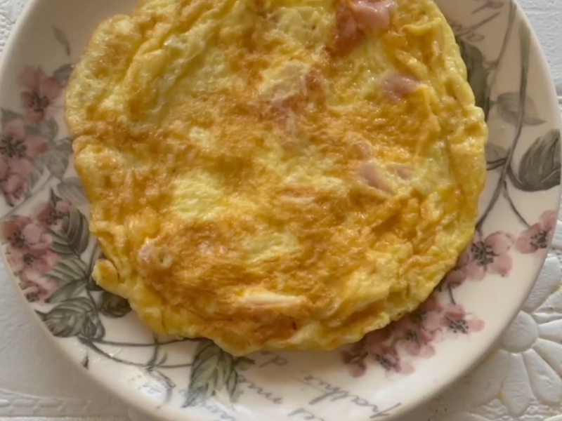 tortilla de jamón york y queso en plato redondo