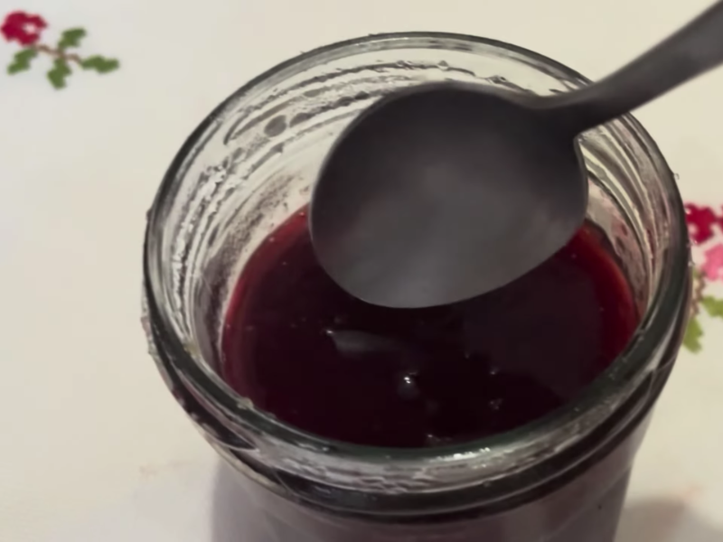 cucharada de mermelada de ciruela casera