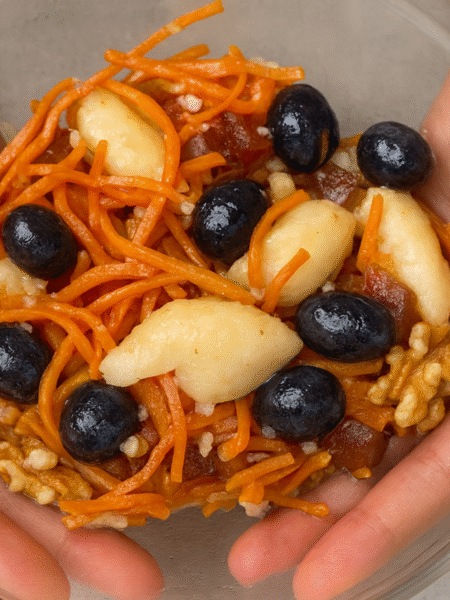 ensalada de patata, zanahoria y remolacha en bol de cristal