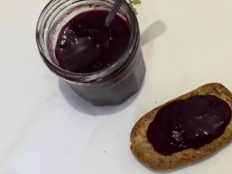 bote de mermelada de ciruela casera y tostada