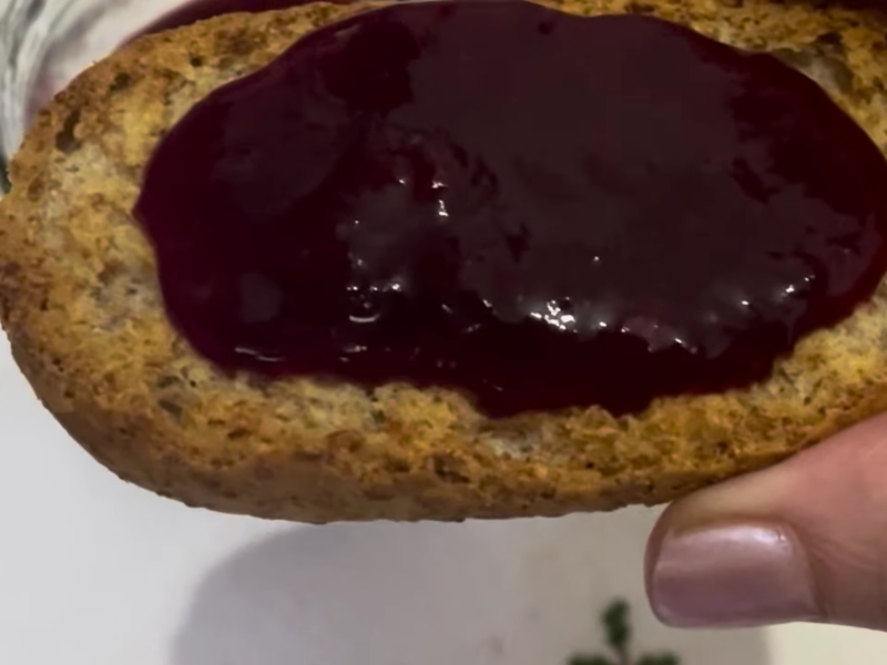 detalle tostada de mermelada de ciruela casera