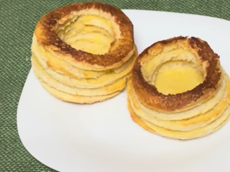volovanes con pan de molde en un plato con mantel verde