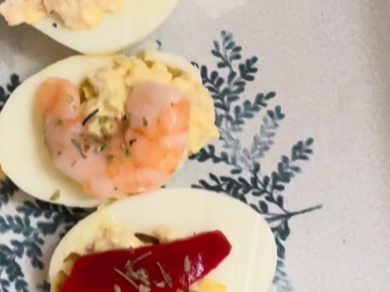 detalle de bandeja de huevos rellenos con atún y langostinos de cerca