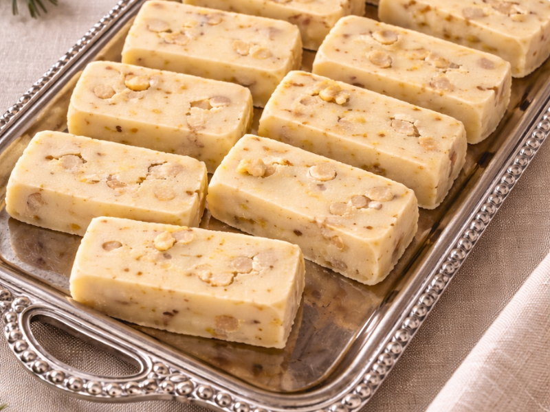 bandeja con turrón de nata y nueces