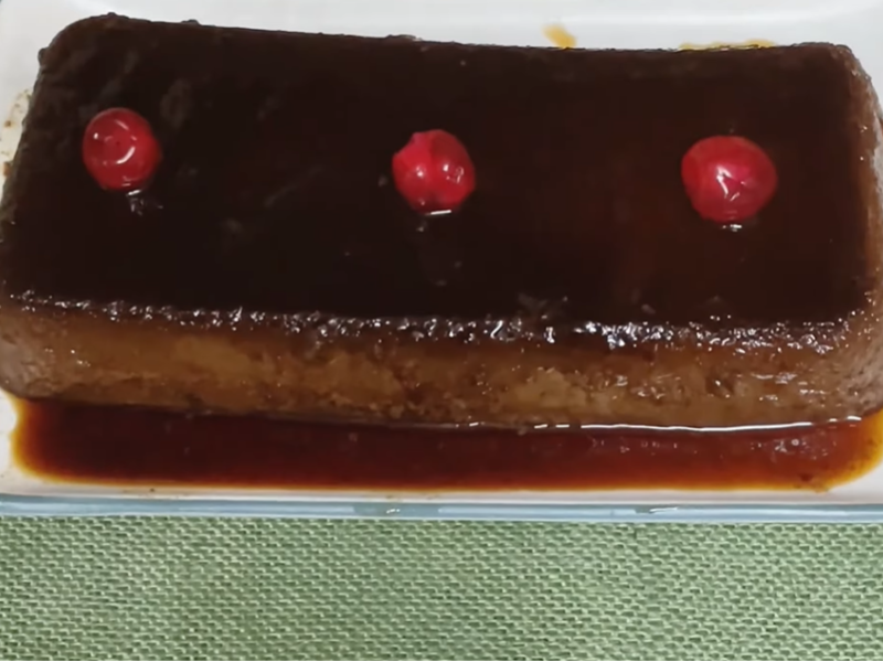 flan de chocolate en bandeja