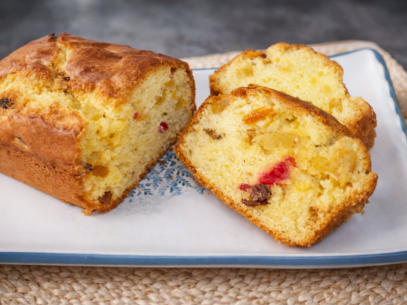 plum cake cortado en bandeja
